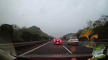 高速上错过出口想变道，结果后方车辆刹车不及时导致追尾