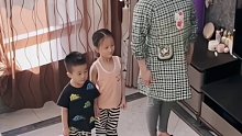 爸爸带俩娃在家嗨皮时，突然发现妈妈准备上楼…