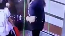 老人被电梯夹引误会掌掴小女孩