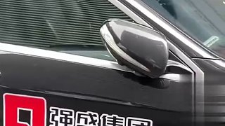 女子車被擋本想叫人挪車，看到車門上的字猶豫了。