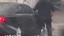 夫妇俩过积水涵洞遇女子车被淹