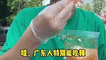 这位来自广东的小哥哥，很有自信哦，表示能一直吃，把妹也是杠杠的#魔鬼辣条 #辣条 #街头挑战