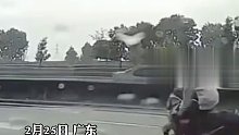 男子骑摩托车不慎摔倒动作敏捷躲过后方大货车 “这才是生死时速！”