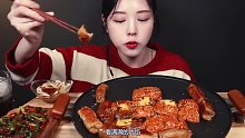【Boki 字幕版】烤得酥脆的大肠跟香辣火鸡炒面、金针菇吃播