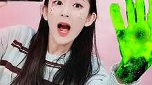 被蛇咬一口竟变“绿血怪”？小米用相机整蛊甜瓜，为啥手会发绿光 #整蛊 #恶搞 #恶作剧 #姐妹日常 