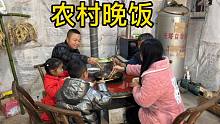 湖北农村晚饭猪蹄子炖莲藕火锅，今年过年是个肥年家里那肉多多