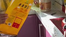 女子将10斤大米装进4斤塑料桶，质疑商家少给5斤米，丈夫无奈认同