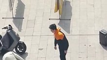 生约女友一起吃饭，女生下楼后跑向男生准备拥抱，没想到男生突然闪开，为已准备好的惊喜做铺垫