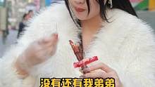 年轻就是好，大冷天穿的这么单薄！#街访 #街拍 