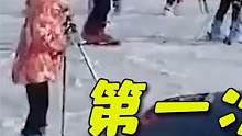 盘点雪天搞笑瞬间，第一次玩滑雪，竟当场社死 #雪天搞笑  #滑雪翻车现场  #社死现场 