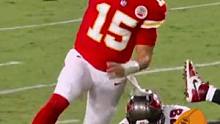 #NFL  来自四分卫Patrick Mahomes（帕特里克•马霍姆斯）的超级魔法，惊艳全场 #精
