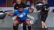 #世界大力士终极争霸赛 选手Martins Licis负重深蹲纪录：254kg你还有什么理由不练腿！
