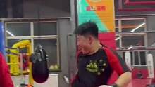 据说不想打师父的徒弟不是好师父利用训练趁机报复是个好主意不过舒适是疼#日常训练 #少儿搏击散打 #享