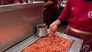 做個肉串都很嚴(yán)謹(jǐn)啊，每串肉重量一定夠