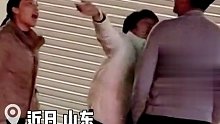 夫妻闹矛盾大街上起争执，婆婆连扇2巴掌教训儿子，网友：无论对错婆婆的做法值得称赞