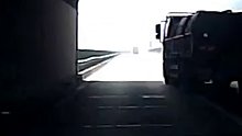 惊险，高速隧道口突遇大货车变道。网友：正视觉盲区时变道，你真会啊