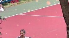 篮球场上奶奶矫健投篮，爷爷一旁陪伴找角度拍摄，网友：被爱真的很幸福
