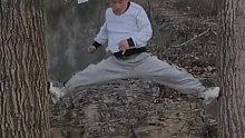 男子表演真功夫，在两树之间上下攀越！网友：这是不是得去派出所备案了