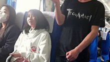 高铁上女孩子被年轻小伙尾随，从4号车厢跟到3号车厢，紧贴着坐在女孩旁边，还叫座位上另一个女孩子走开