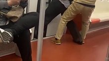 地铁车厢里，老人徒手掰车门，这可太危险了