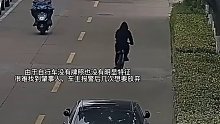 奔驰乱停车，被看手机骑车的男子刮擦，男子还肇事逃逸……这交警一抓俩吧？