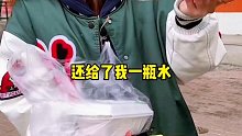 十块钱一份的 路边盒饭 还给了一瓶水，六个菜