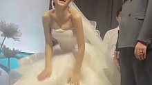 新娘向后抛捧花瞬间，伴娘们立即闪躲，伴娘：休想让我步入婚姻殿堂