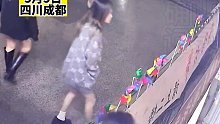 音乐工作室门口的风筝被路过的一群女子全部拔光