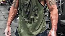 普通人可以练成巨石强森吗？#健身 #巨石强森 #撸铁 #训练
