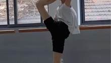 12岁男孩练#舞蹈 基本功时虚心请教老师：“后腿搬起来往哪边翻？”老师都#猝不及防 （来源：一切为了