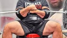 4届世界大力士冠军布莱恩肖，挑战灰熊400公斤杠铃手臂弯举？#臂力棒大挑战 #肌肉男 #大力士挑战 
