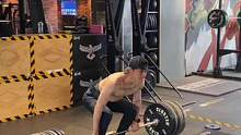 赛后第一趟训练课
下蹲翻训练
#健身 #运动 #举重#保持热爱