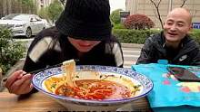 新挑战！！！吃湖南牛肉粉得酱板鸭！！！小姐姐能否成功？#牛肉粉 #街头挑战