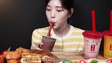 【Boki 字幕版】酥脆的热狗、炸丸子、芝士球搭配筋道的水果糯米糕、珍珠奶茶，甜点吃播