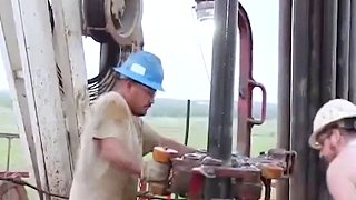 开采石油时为什么要在油井上方点火