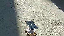 父母玩儿子做的太阳能车！遇见太阳就走，进入阴影就停