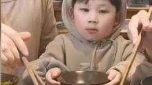 爸妈互相夹菜 萌娃：我的碗是控油用的吧