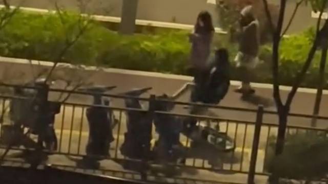 三女生凌晨街边故意踹倒电动车，被路人呵斥后快速逃离