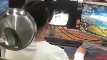 男子全神贯注看恐怖片，女友拎锅来测试，网友：这电脑谁赔！