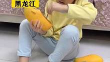 女孩吃芒果整出一双鞋子。爸爸：我在想她明天会不会穿着去上学……来源：@老杨与小棉袄
