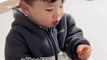 2岁萌娃吃辣条，辣的都快要变身了，却说过瘾。网友：瞧给他辣的，快给他喝口热水。@与众不同的