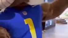 #公羊城市巡展 蓝佩吉去找小朋友玩啦！
就是一上来就遭遇了“羊生危机” 
#NFL #美式橄榄球
