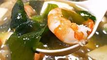 今天做了一锅很鲜很鲜的汤，营养丰富做法非常简单