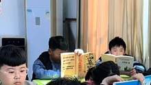 男孩认真读书，老师都不忍过去收了。网友：好歹你换个封皮……来源：@乐亦安