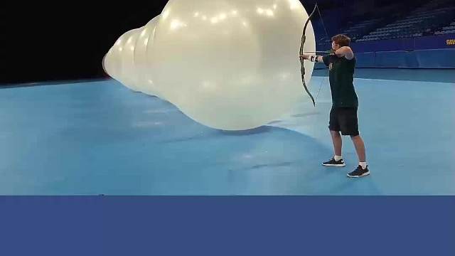 国外奇葩挑战！将巨大的气球摆放在地上，用弓箭能击穿几个呢？