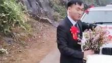 男子接新娘时忘记带手捧花，就在路边停车，野花摘了一把。网友：好看还不要钱，还新鲜！#采花大盗 #爱情