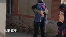 回家了！山东威海，小伙在德国读博三年后毕业回家，激动地抱起奶奶转圈圈。#山东dou知道