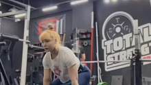 可爱小姐姐，传统硬拉110kg10次。动作相当教科书！#力量举 #硬拉 #要做一个猛男 #精神氮泵 