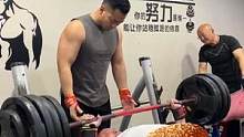 卧推200kg秒起。线下学员我哥，赛后恢复训练。拉肚子基本好了…#要做一个猛男 #力量举 #卧推 #