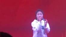 女生在中学文艺晚会上唱跳  网友：这才是青春该有的样子